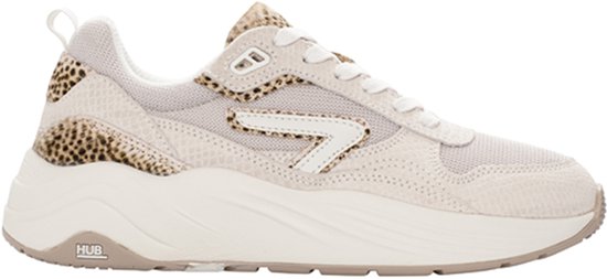 Lichtbeige HUB sneaker met luipaardprint, witte veters en een witte zool.