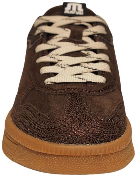 Voorkant van een bruine suède sneaker met beige veters en textuur op de neus, op witte achtergrond.