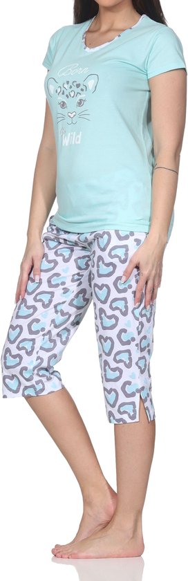 Lichtblauwe pyjamaset met capri broek met hartjesprint in grijs en lichtblauw, en T-shirt met opdruk 'Born to be Wild'.