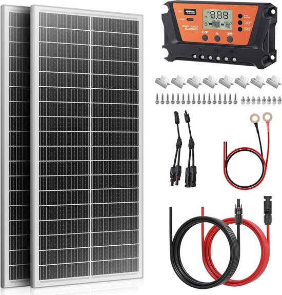 Set van twee zonnepanelen met accessoires: omvormer, bevestigingsclips, schroeven, kabels, stekkers en ringconnectoren.