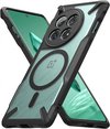 Coque de téléphone transparente aux bords noirs avec un anneau magnétique au dos.