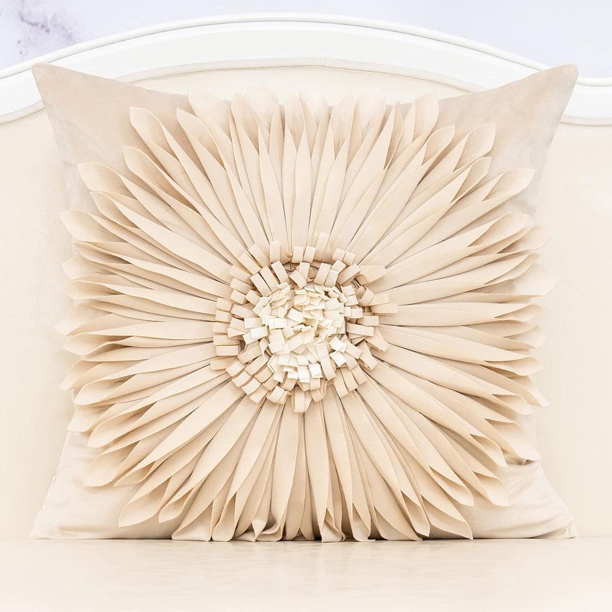 Decoratieve Kussenhoes - Bloem Kussen - Woondecoratie - Handgemaakte 3D Bloem - 50 x 50 cm - Beige