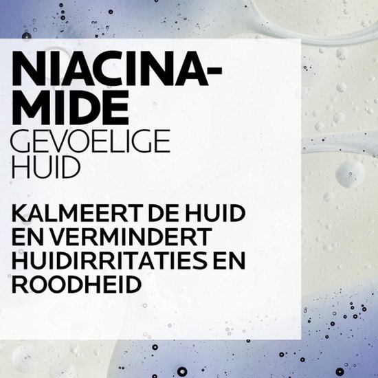 Tekst "NIACINAMIDE GEVOELIGE HUID, KALMEERT DE HUID EN VERMINDERT HUIDIRRITATIES EN ROODHEID" op lichte achtergrond met waterdruppels.