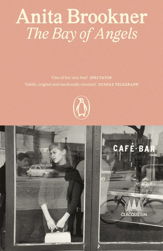 Boekcover 'The Bay of Angels' met tekst en een zwart-witfoto van een vrouw met een tasje voor een café.
