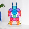 Een robot gebouwd van Connetix magnetische tegels in regenboogkleuren, met een witte basis.