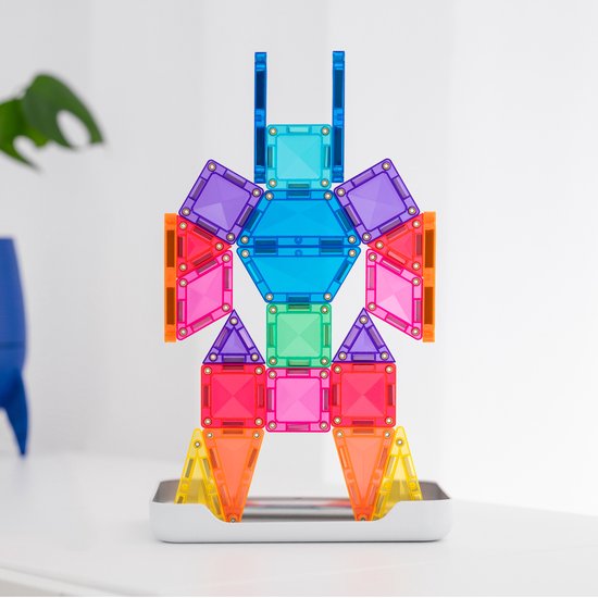 Een robot gebouwd van Connetix magnetische tegels in regenboogkleuren, met een witte basis.