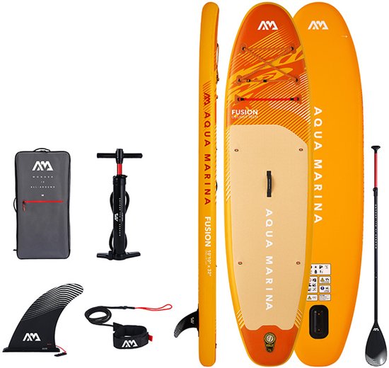 Oranje paddleboard met accessoires: tas, pomp, vin, riem en peddel.