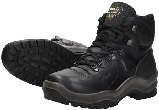 Zwarte leren wandelschoenen met veters. Eén schoen staat rechtop, de ander ligt op zijn kant.