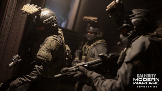 Drie soldaten in gevechtstenue in een donkere, gebroken ruimte.