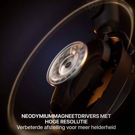 Close-up van de driver in een donkerblauwe headset, met neodymiummagneet.