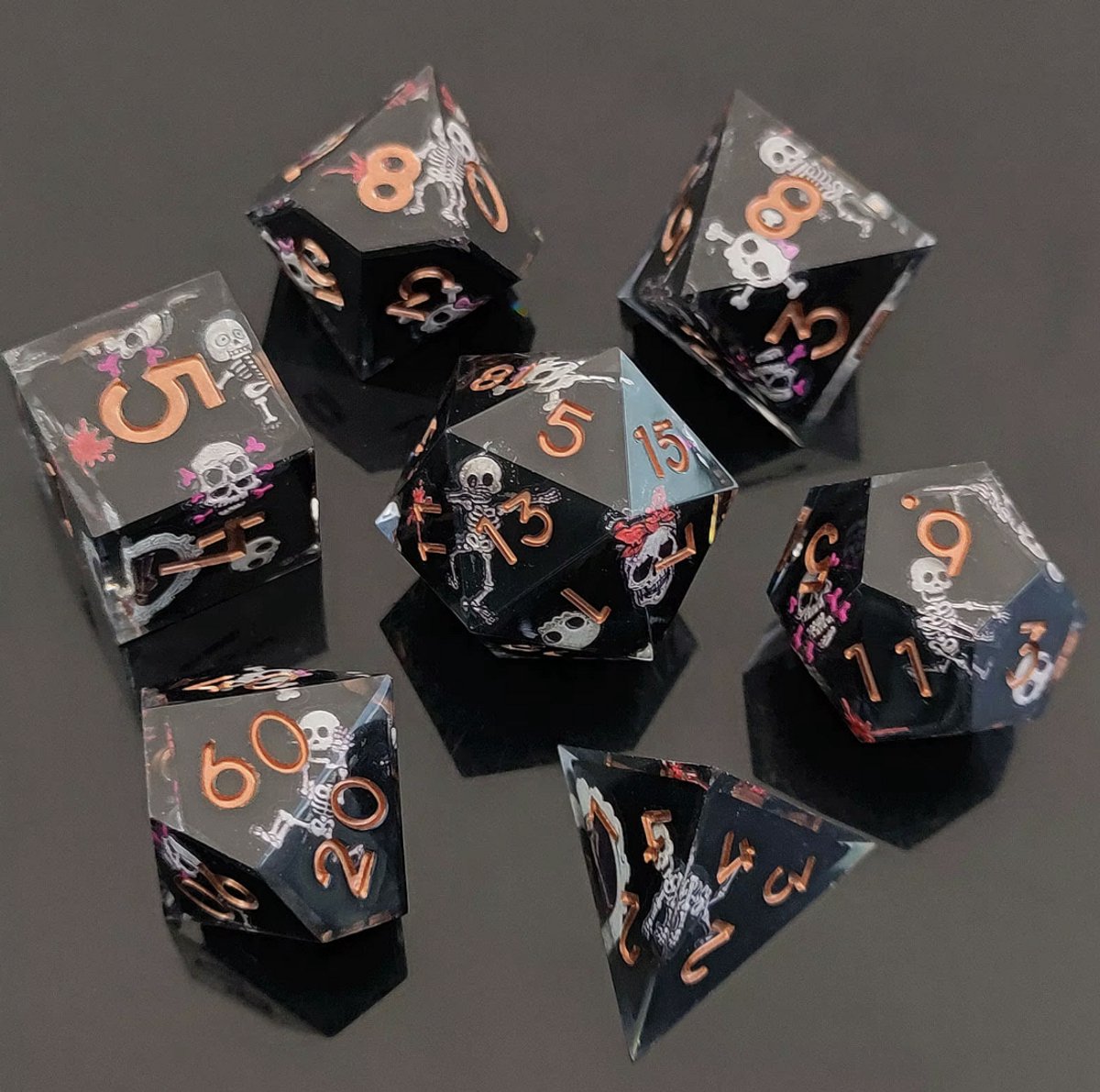 Joya Dice® Polydice Dobbelsteen Set geschikt voor rollenspellen zoals Dungeons and Dragons D&D DnD | Dobbelstenen Set | Dice Set | Resin 7 Stuks Set | Incl. Luxe Opbergdoos | Bone Jester