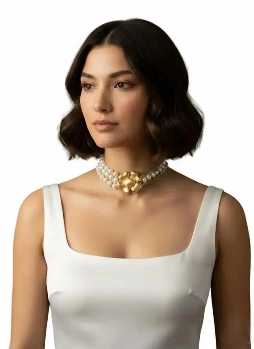 Dorvina 3-Rij Grote Parel Sieraad Vintage Design Goud Bloem Detail Choker Dames Ketting