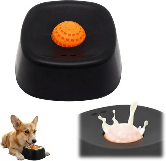 Een corgi bij een zwart voerbakje met oranje bal. Close-up van melk die rond de bal spat.