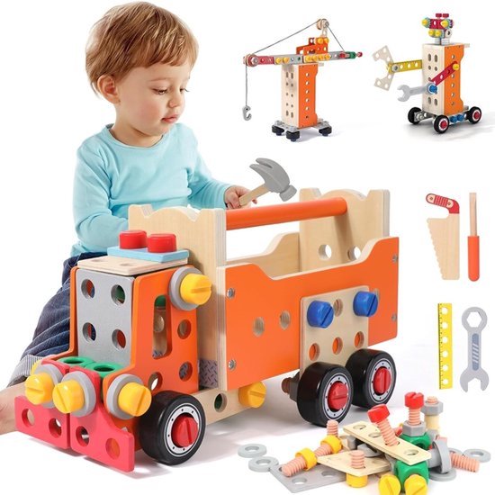 Petit garçon jouant avec un établi de camion jouet en bois, avec des outils assortis et des projets de construction.