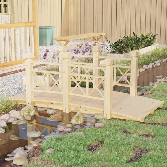 Een houten tuinbrug, staand over een beekje met rotsen en omringd door groen.