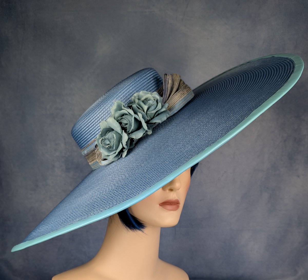 Creaciones Hoeden Collectie – Pamela Hoed – Polypropyleen blauw – Abaca-zijde en rozen – Maat M – Handgemaakt en Uniek