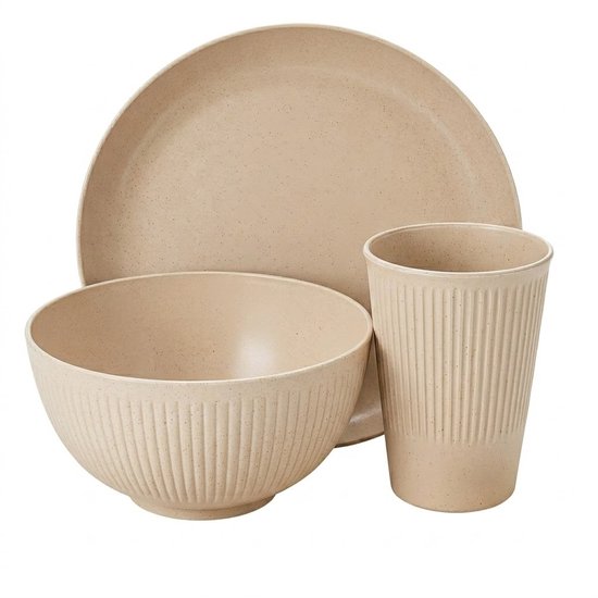 Ensemble de vaisselle de camping beige léger : une assiette, un bol et un gobelet à côtes verticales.