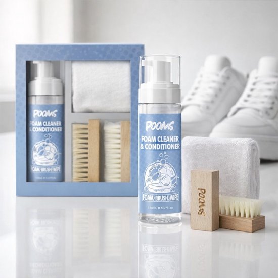 Foam cleaner & conditioner fles met borstels en witte handdoek.