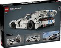 Achterkant van de LEGO Technic Dodge Viper GTS-R, wit met blauwe strepen. Toont de motor en de achtervleugel.