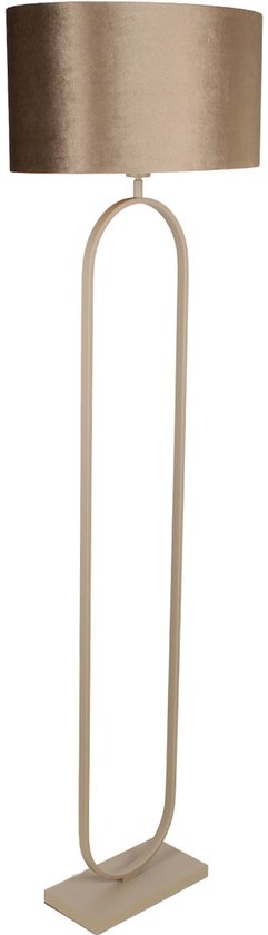 Staande lamp met beige fluwelen ovale kap en een slank, ovaal beige metalen frame op een rechthoekige voet.