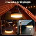 Eenvoudig op te hangen campinglamp met verlichting, met de hand vastgehouden en aan een paal hangend.