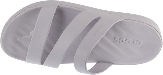Grijze Crocs slipper van de zijkant met bandjes en logo.