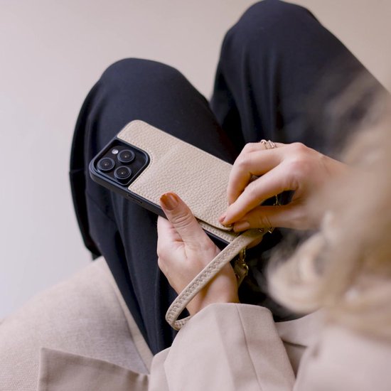 Selencia Telefoonhoesje met Koord en Pasjeshouder - Geschikt voor Apple iPhone 14 / 13 - Backcover met Verstelbaar Koord en Polskoord - 2 Pasjes - Zwart