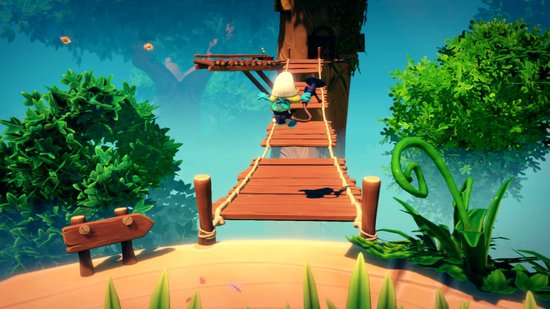 Een Smurf loopt over een houten hangbrug naar een boomhuis, omringd door groene vegetatie.