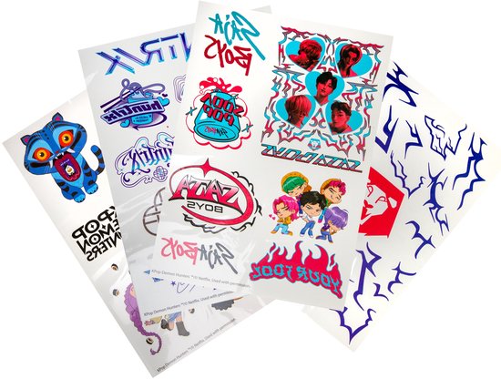 Groep vellen met K-Pop tatoeages: cartoonfiguren, bandleden, dieren en abstracte ontwerpen in diverse kleuren.