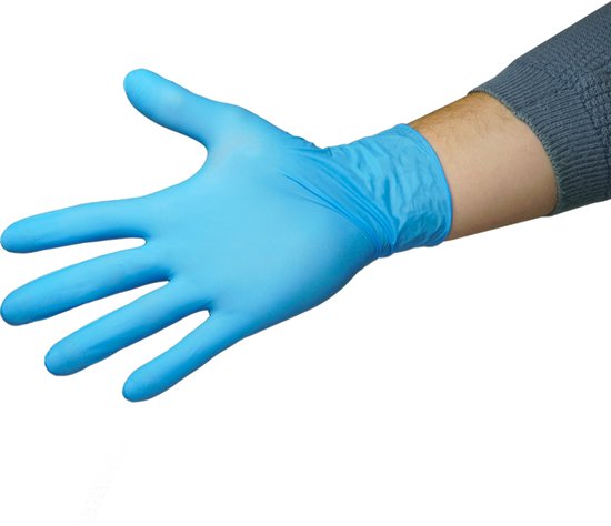 Blauwe nitril wegwerphandschoen, hand gestrekt, met een grijze trui aan.
