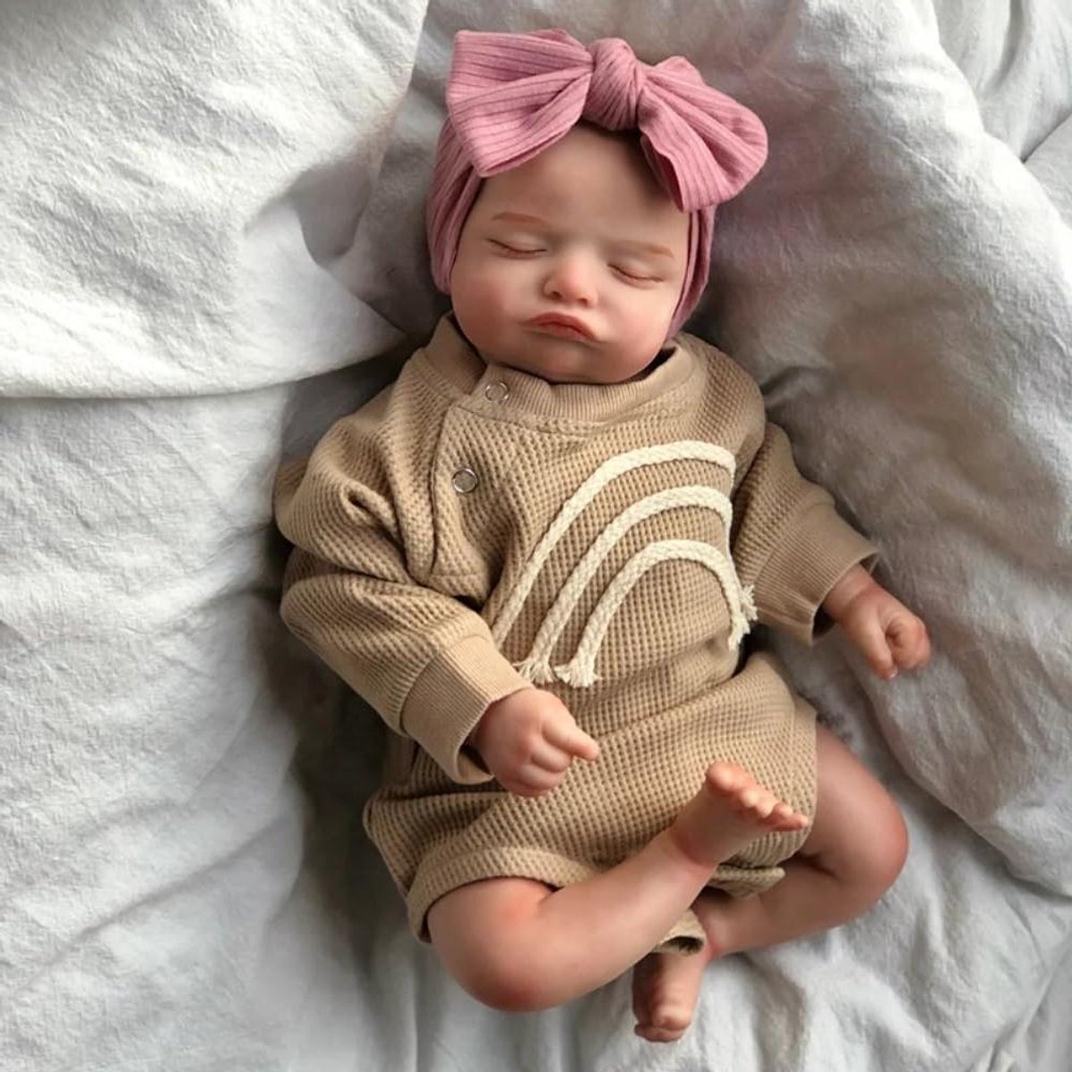 Lonian Reborn Dolls - 17 inch handgemaakte realistische babypop zachte stoffen lichaam met speelgoed accessoires, als een levensechte baby (slapende baby) (bruin)