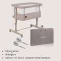 Beige co-sleeper, transporttas en bevestigingsriemen.