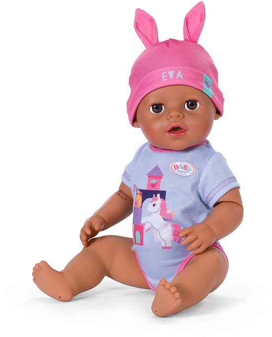 BABY born pop Eva zit in blauw romper met eenhoornprint en roze konijnenmuts.