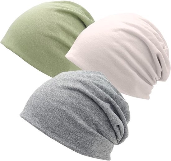 Trois bonnets slouchy de couleur vert clair, crème et gris sur fond blanc.