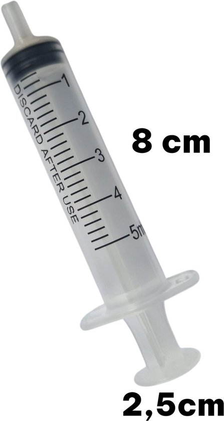Doorzichtige 5ml spuit met zwarte markeringen en plunjer. 8 cm lang, 2,5 cm breed.