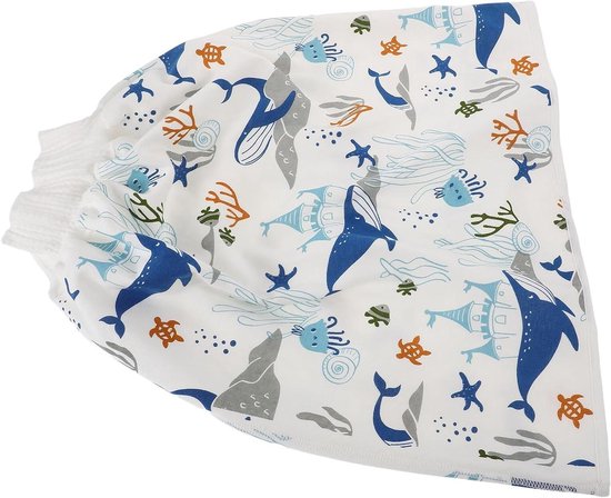 Wit oefenbroekje met een drukke veelkleurige print van onderwaterleven, waaronder walvissen en zeekasteel.