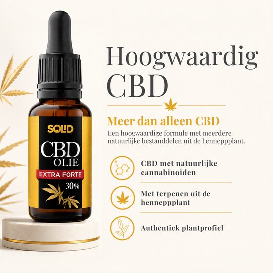 Bruine fles met zwarte druppelaar, etiket met SOLID CBD OLIE EXTRA FORTE 30%, goudkleurig en zwart, met hennepblaadjes.
