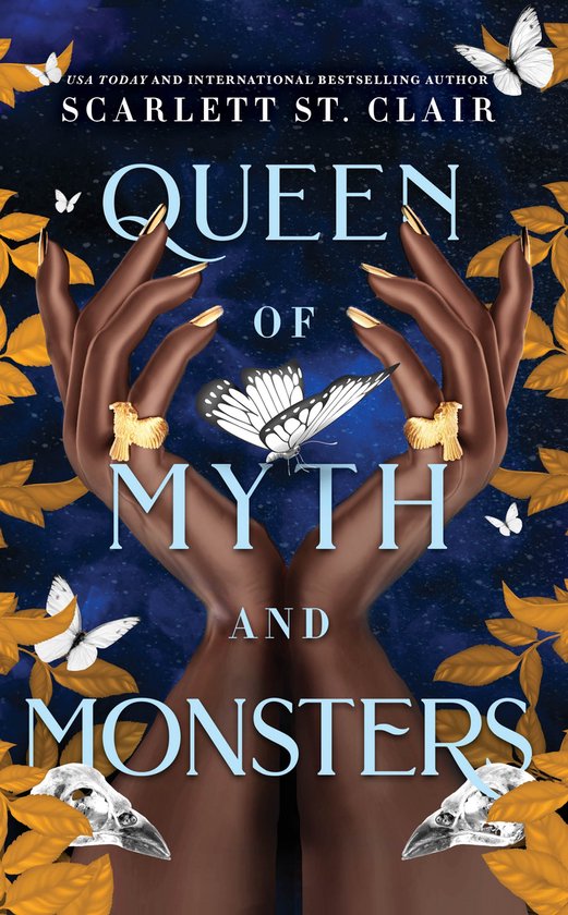 Boekcover met de titel 'Queen of Myth and Monsters' van Scarlett St. Clair. Twee handen houden de titel vast met vlinders en schedels.