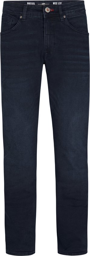 Man vooraanzicht, draagt een donkerblauwe jeans.