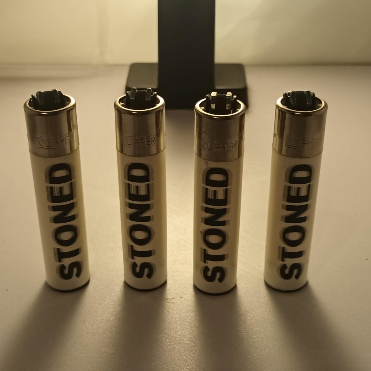 4 Clipper "Stoned" Aanstekers - Wit - Hervulbaar - Opschrift STONED - Hoog 7.5cm