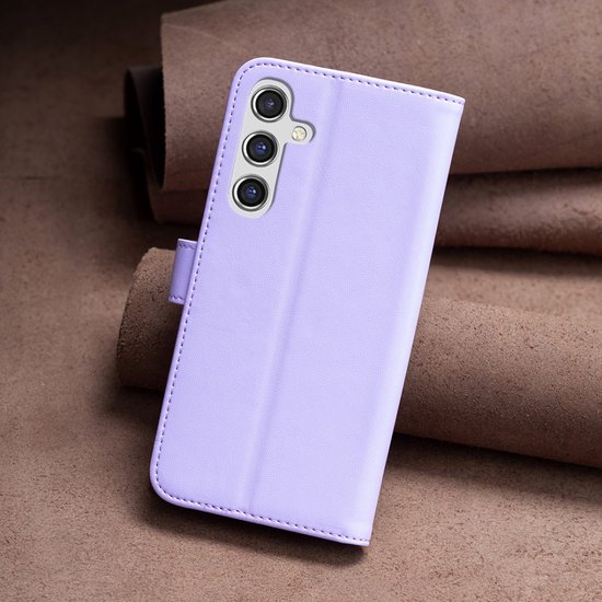 Étui de téléphone lavande fermé, avec 3 caméras à l'arrière, sur un fond de cuir brun.