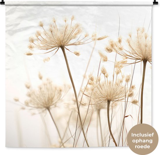 Wandkleed met gedroogde bloemen in zachte, natuurlijke tinten. Inclusief ophangroede.