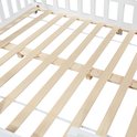 Gros plan du sommier à lattes en bois d'un lit maison blanc.