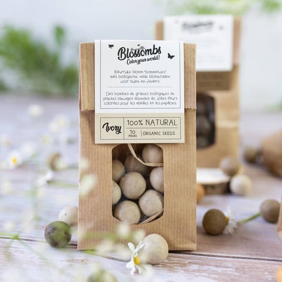 Bruine papieren zak met biologische bloemenzaadbommetjes, met het label 'Ivory 100% Natural'.