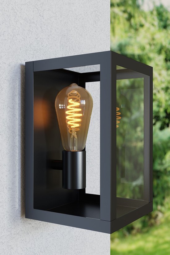 Zwarte buitenlamp met een heldere Edison-lamp met spiraalvormige gloeidraad.
