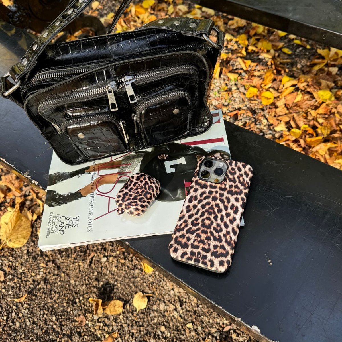 iPhone 16 hoesje Wild Thing panterprint double layer met AirPods 1 & 2 case beschermhoes siliconen - Afbeelding 2