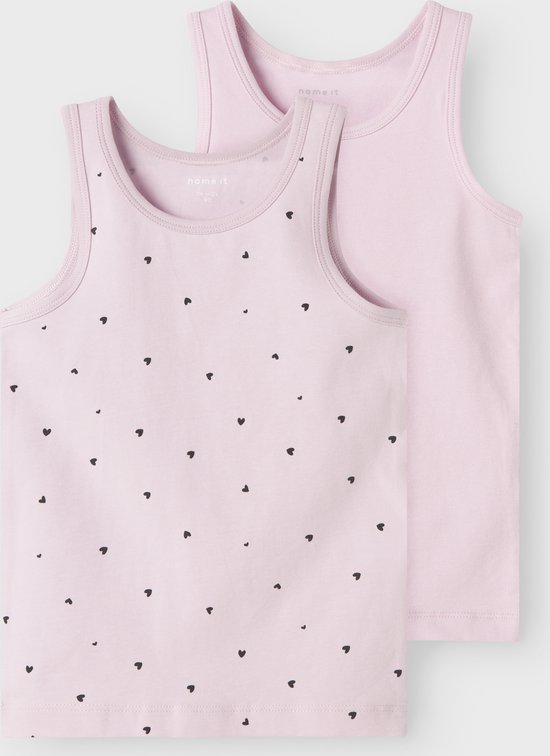 Twee roze hemdjes, waarvan één met een all-over print van kleine zwarte hartjes.