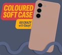Roze, zachte telefoonhoes voor Samsung S23. Tekst: 'Coloured soft case. Go crazy with Cazy!'