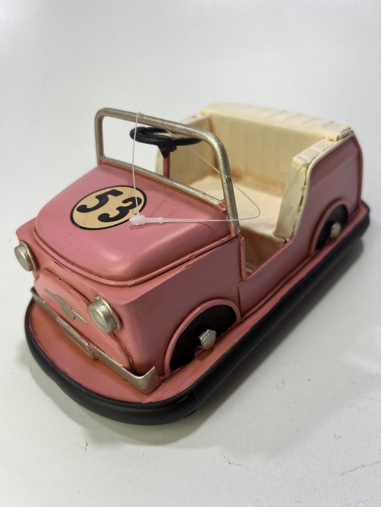 Roze retro botsauto met nummer 53 en beige interieur.