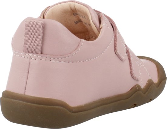 Roze leren peuter sneaker met bruine zool, twee klittenbandsluitingen en achterste lusje.